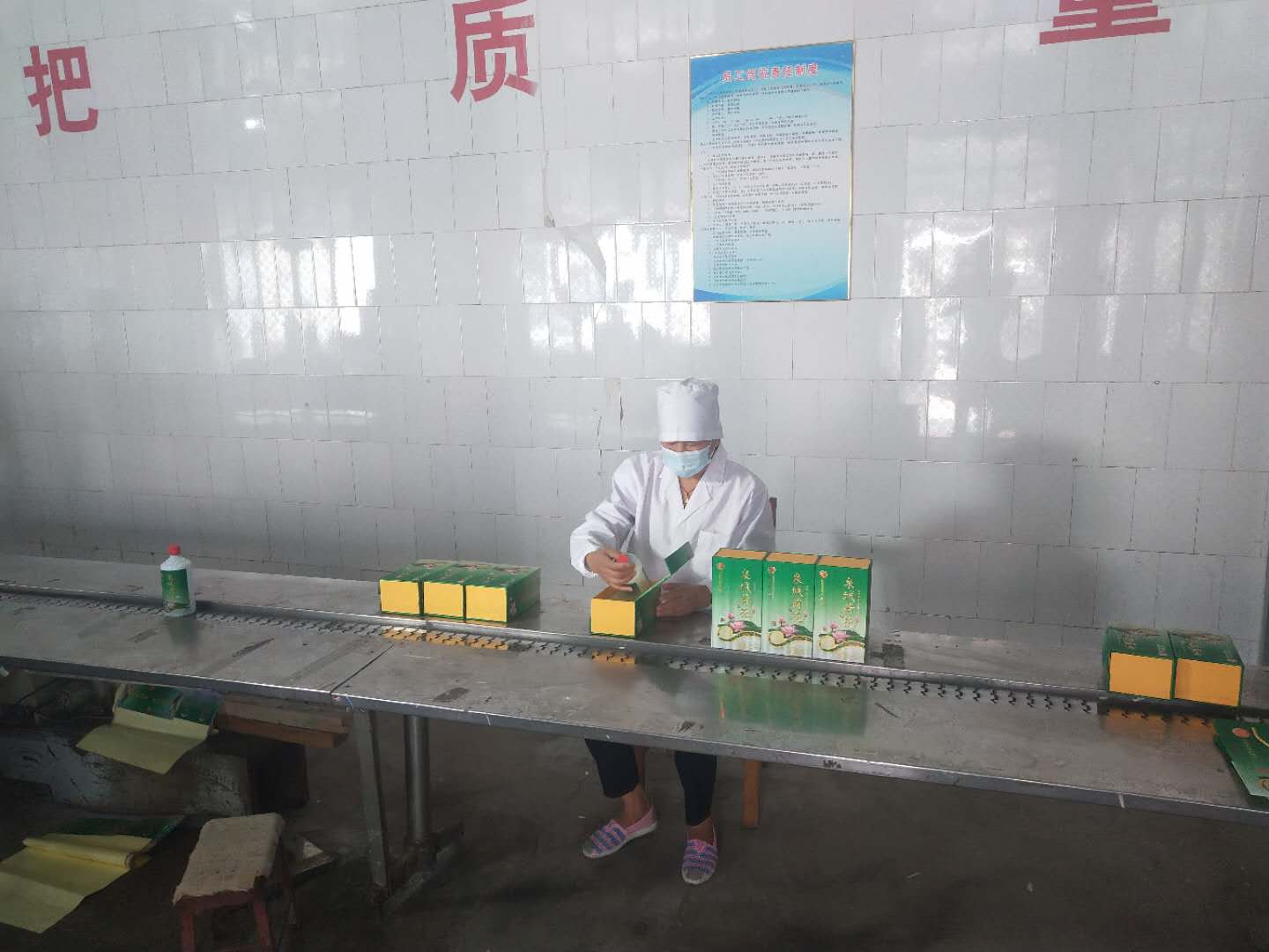 省影视中心的兄弟对泉城荷花酒从源头到成品全面进行了跟踪拍摄